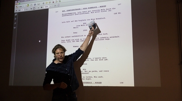 Masterclass de Pierre Monnard avant la séance de «Platzspitzbaby» à l'Open Air Cinéma de Fribourg. © Pierre-Yves Massot