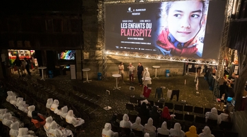Pierre Monnard et Luna Mwezi présentent «Platzspitzbaby» à l'Open Air Cinéma de Fribourg. © Pierre-Yves Massot