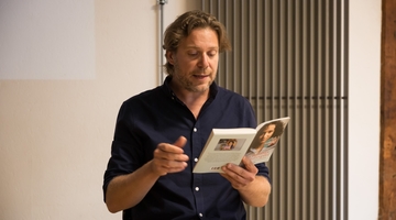 Masterclass de Pierre Monnard avant la séance de «Platzspitzbaby» à l'Open Air Cinéma de Fribourg. © Pierre-Yves Massot