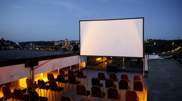 Projection de "Mossad!" de Alon Gur Arye sur le toit de la Clinique Générale de Fribourg.