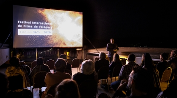 Projection de "Mossad!" de Alon Gur Arye sur le toit de la Clinique Générale de Fribourg.