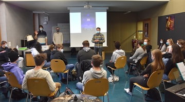Die Schüler*innen der DOS Freiburg treffen mit einem Soundprofi.