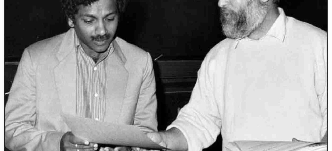 Yvan Stern (à droite) remet le Prix d'aide à la distribution au cinéaste Shaji N. Karun en 1990 © Archives-La Liberté Yvan Stern (à droite) avec Shaji N. Karun