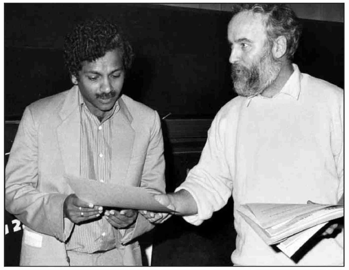 Yvan Stern (à droite) remet le Prix d'aide à la distribution au cinéaste Shaji N. Karun en 1990 © Archives-La Liberté Yvan Stern (à droite) avec Shaji N. Karun