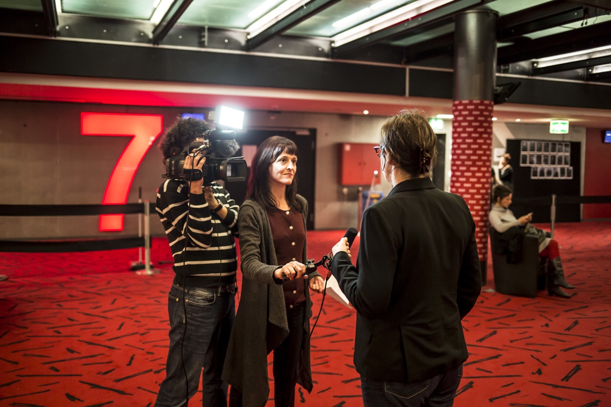 Illustration presse au FIFF 2015, journalistes TV en interview (c) Nicolas Brodard