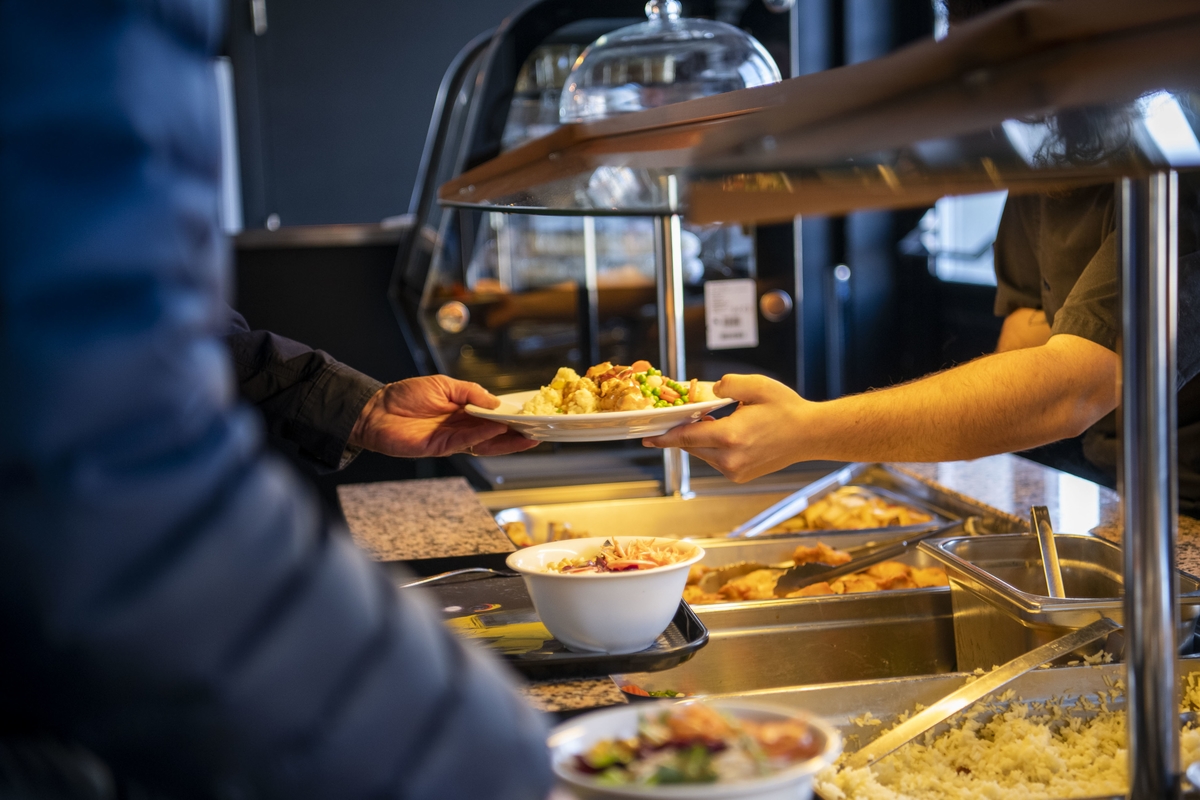 Service du repas à l'Ancienne Gare, FIFF 2022