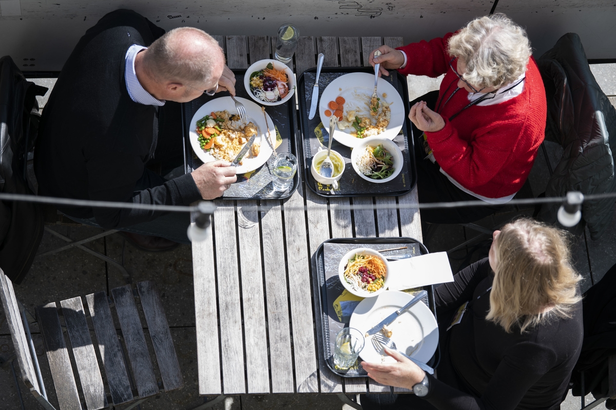 Repas sur la terrasse de l'Ancienne Gare pendant le FIFF22 © Thomas Delley